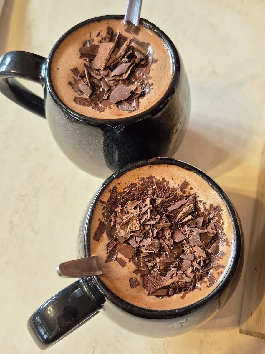 lassybees's tweet photo. hot chocolate date https://t.co/7FjjIVxDuU