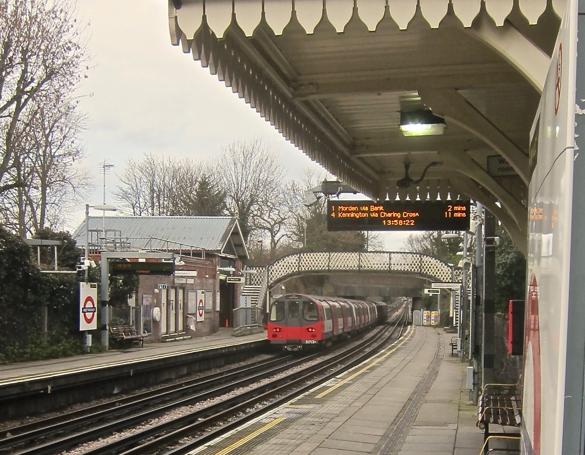 StephenWickens1's tweet photo. Your semi-regular reminder that the global cities able to continually expand their subway systems don't use tunnels much beyond the central core. Tourists rarely see it, but London's Underground, for example, is 55% above ground (and that doesn't include the London Overground). https://t.co/x0s3O4fXGY