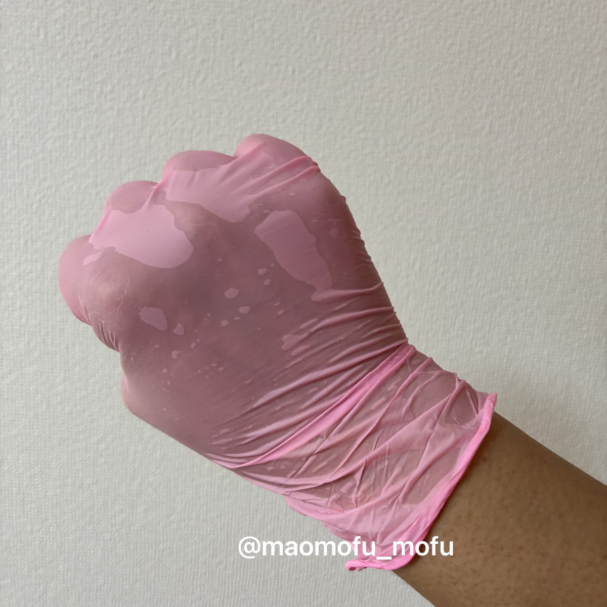 maomofu_mofu's tweet photo. 手袋お届けします♡その⑤
相変わらずの汗
ロゼピンク🩷
#ゴム手袋 #glove #グローブ #使用済み https://t.co/Rf9AE1zQ6t