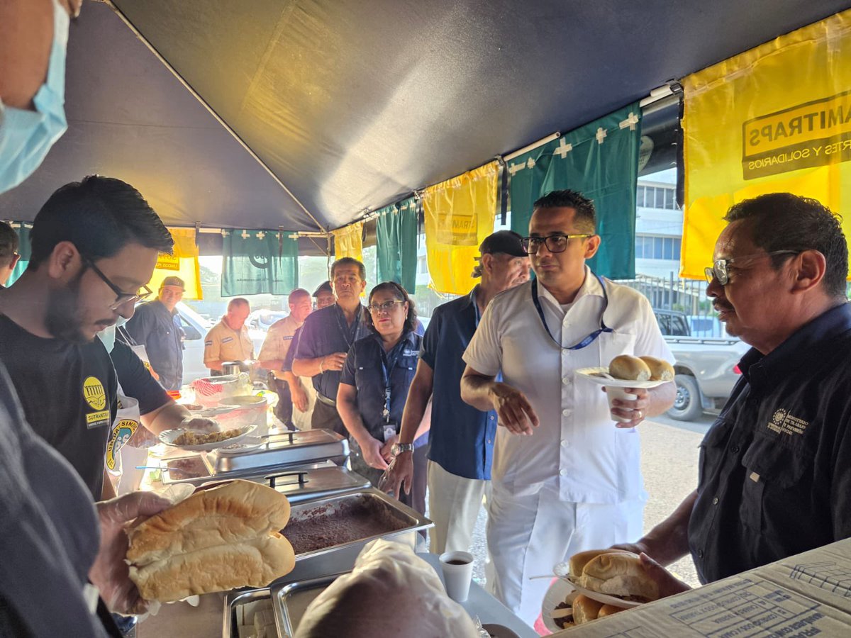 STAMSS_'s tweet photo. Mesa Solidaria: compromiso y solidaridad con nuestra gente

Desde la Unidad Sindical Salvadoreña seguimos promoviendo acciones solidarias que contribuyen al bienestar de los trabajadores y las familias más vulnerables.

Como parte de esta iniciativa, esta mañana se entregaron desayunos en el local sindical de SUTRAMITRAPS. Al mediodía, la jornada continuará con la entrega de almuerzos en otros locales sindicales.

Seguimos sumando esfuerzos para llevar apoyo, esperanza y solidaridad a quienes más lo necesitan. 🤝❤️