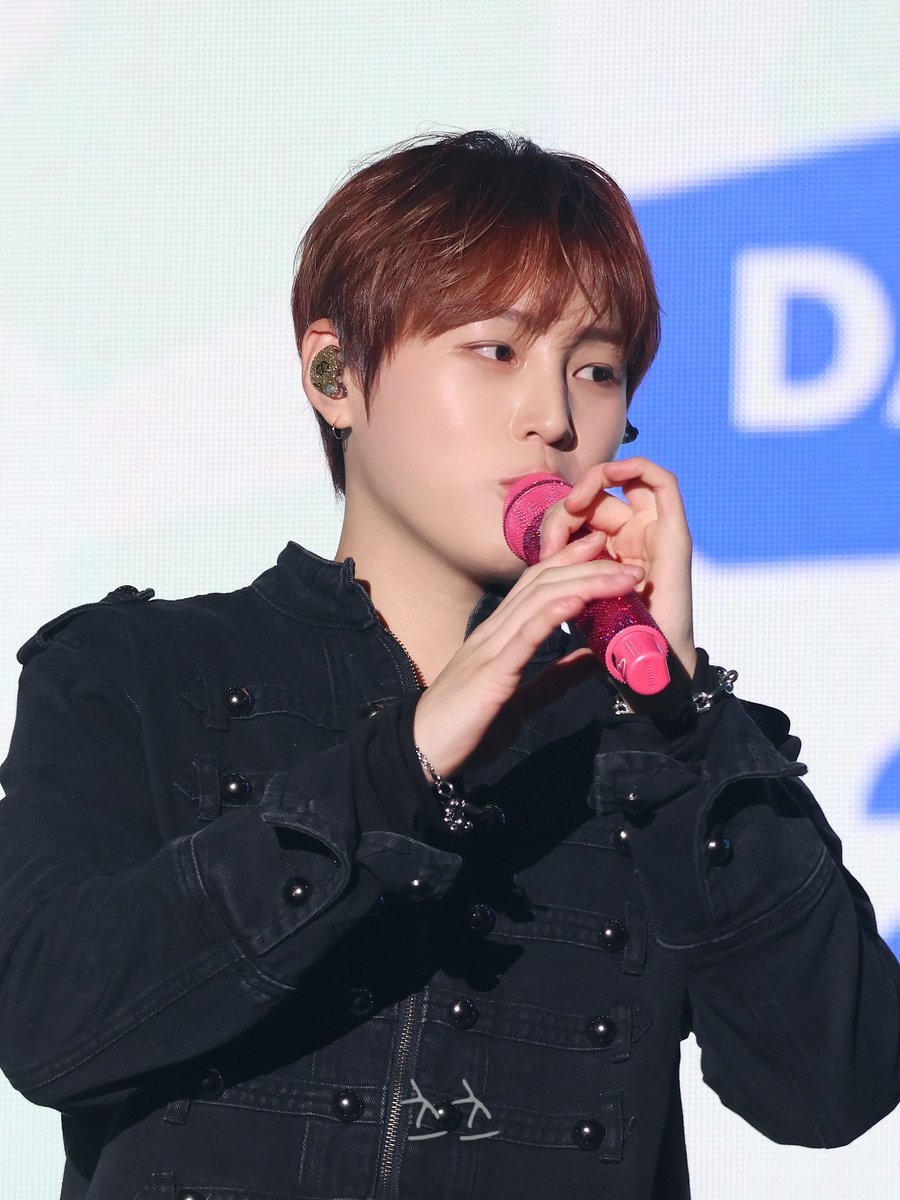 wannaonetsuhaza's tweet photo. 🩷🩷

#하성운 #HASUNGWOON 

📍 261018 NOL 페스티벌 https://t.co/NYjl3kuZyD