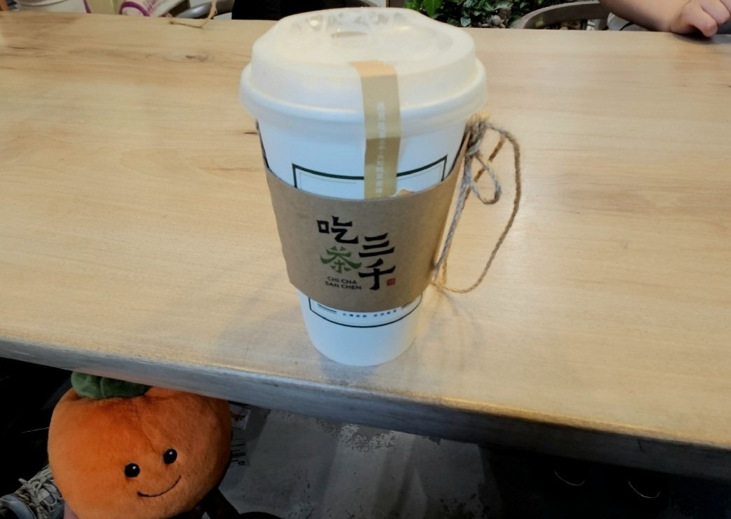 agasawa_tea's tweet photo. 【思ひ出】
全然台湾で買う必要のない柿に一目惚れし、旅の写真が柿Logになりました。 https://t.co/6bTXCsmZzZ