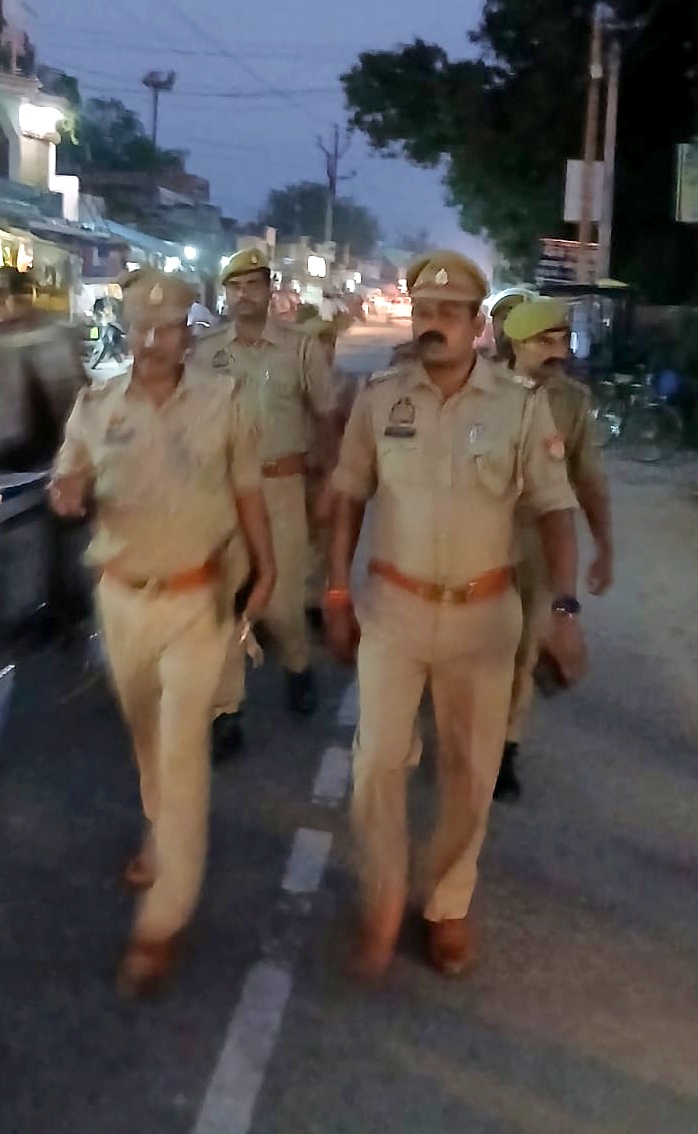 sitapurpolice's tweet photo. #SitapurPolice कानून-व्यवस्था बनाए रखने एवं सुरक्षा का माहौल मजबूत करने के लिए थाना संदना पुलिस का पैदल मार्च।
#Sitapur #PoliceGasht #UPPoliceInAction https://t.co/RVgxkOYQIa