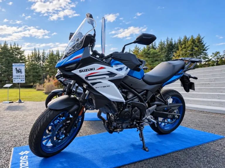 PutiMotor's tweet photo. スズキ「SV-7GX」試乗

水冷90度Vツインの鼓動感がしっかり残っていて、低回転からトルクが十分にあり、発進もスムーズ。

上体を起こし、快適なシートに腰を下ろして、リラックスして走っているのに、カーブではまるでセパハンのスポーツバイクに乗っているかのような楽しさがある。

身長172cm

【装備車重/シート高/タンク/出力/価格】
211kg/795mm/17L/73ps/1,133,000円

https://t.co/4vJvy0RJNe