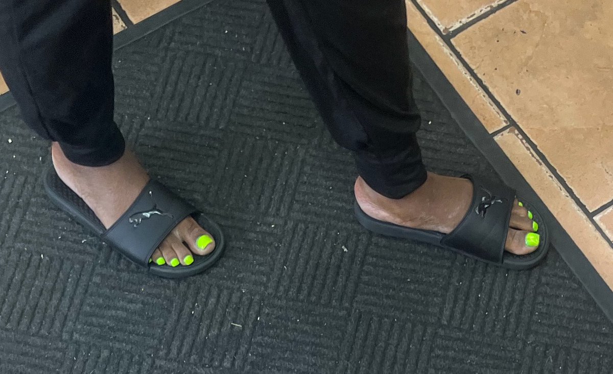 BestFootGallery's tweet photo. ebony milf #candidfeet https://t.co/FMUk3FeRiY