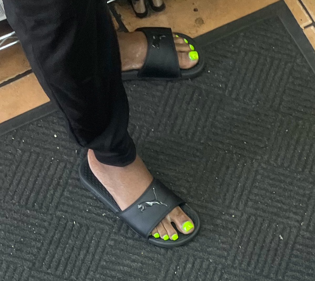 BestFootGallery's tweet photo. ebony milf #candidfeet https://t.co/FMUk3FeRiY
