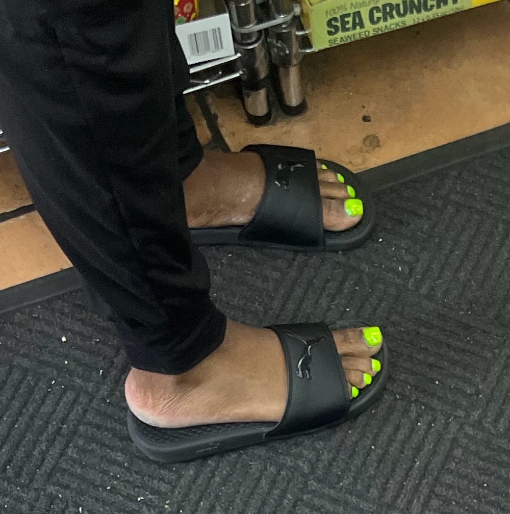 BestFootGallery's tweet photo. ebony milf #candidfeet https://t.co/FMUk3FeRiY