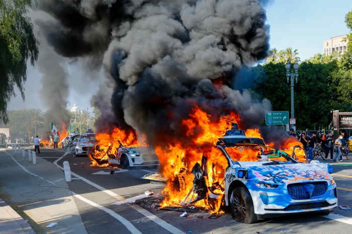 MeltedCodes's tweet photo. @Waymo This you waymo? https://t.co/ccULXxraTV
