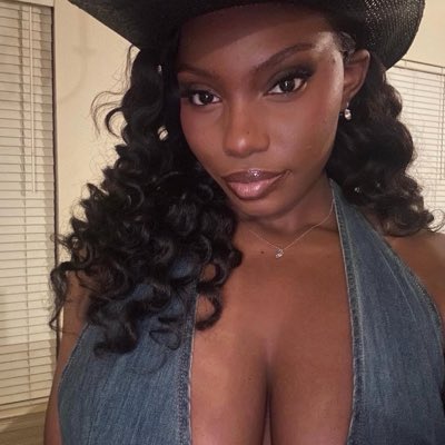ToriiChocolate's tweet photo. #NewProfilePic https://t.co/B9JZLRXDw1