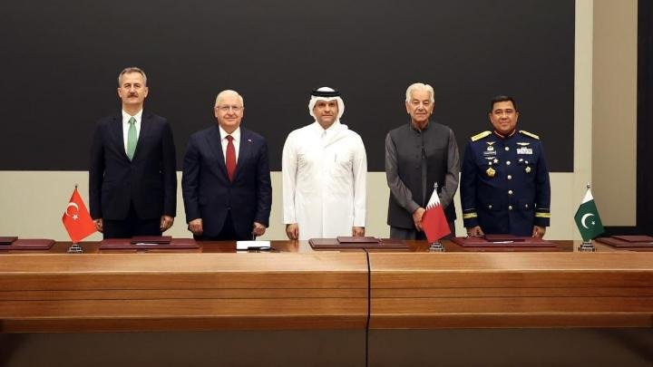 developingpak's tweet photo. #Türkiye, #Qatar, #Pakistan & #Indonesia sign #defence industry pact “BADR” in #Doha.

BADR means full moon also the site of the first major battle in Islamic history.

The deal covers joint production, research and development, and technical military training.

Each country will contribute its own Military production strengths. 🇵🇰🇹🇷🇶🇦🇮🇩