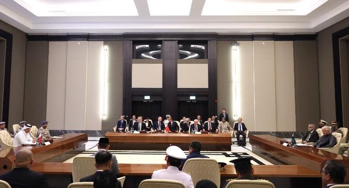 developingpak's tweet photo. #Türkiye, #Qatar, #Pakistan & #Indonesia sign #defence industry pact “BADR” in #Doha.

BADR means full moon also the site of the first major battle in Islamic history.

The deal covers joint production, research and development, and technical military training.

Each country will contribute its own Military production strengths. 🇵🇰🇹🇷🇶🇦🇮🇩