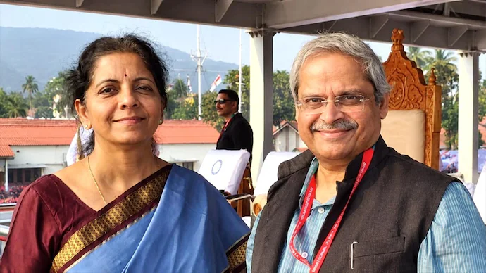 IndiaToday's tweet photo. 𝐇𝐚𝐫 𝐠𝐚𝐥𝐢 𝐦𝐞𝐢 𝐉𝐚𝐧𝐭𝐚𝐫 𝐌𝐚𝐧𝐭𝐚𝐫: 𝐒𝐢𝐭𝐡𝐚𝐫𝐚𝐦𝐚𝐧'𝐬 𝐡𝐮𝐬𝐛𝐚𝐧𝐝 𝐭𝐨 𝐣𝐨𝐢𝐧 𝐃𝐢𝐩𝐤𝐞 𝐢𝐧 𝐚𝐧𝐭𝐢-𝐒𝐈𝐑 𝐩𝐫𝐨𝐭𝐞𝐬𝐭

Noted economist #ParakalaPrabhakar will share the stage with #CockroachJantaParty (CJP) founder Abhijeet Dipke and actor-activist Prakash Raj in a nationwide protest against the SIR exercise on October 23. 

Read more: https://t.co/E23KoHsYjP