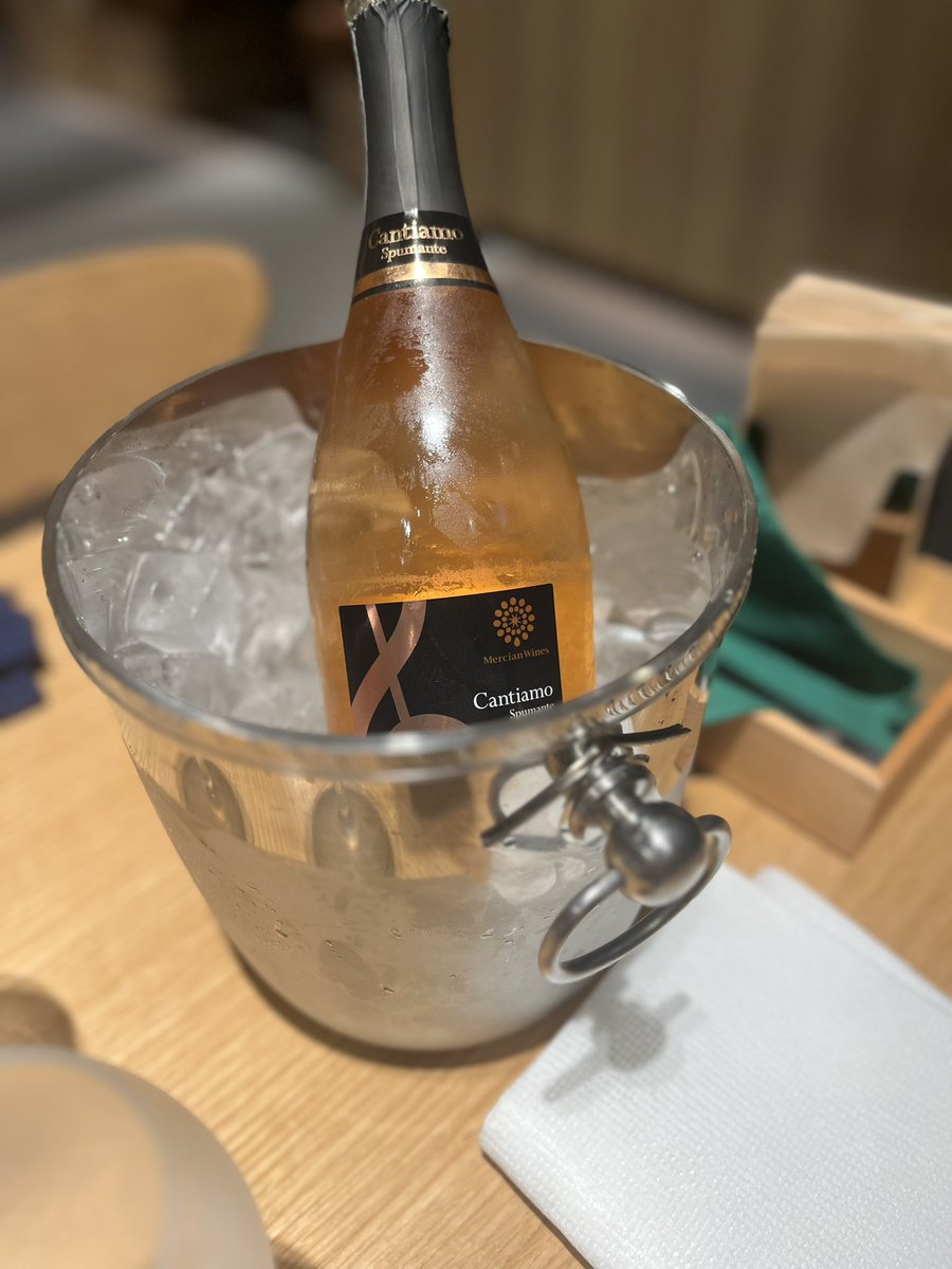 tbyaknhs's tweet photo. 初めてシズラーで飲み放題したけど、めっちゃ良かった。
お酒はハートランド、ハイネケン、スパークリング、赤白ワインの4種類というストロングスタイルが逆に良く、寧ろビールのラインナップ完璧。
スパークリングワインがボトルで出て来ちゃって焦ったけど、めちゃくちゃ良かったからまた行く。 https://t.co/76qY9sPEKv
