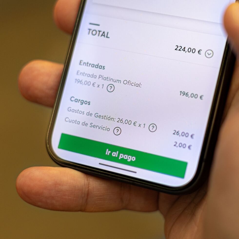 ivanfamil's tweet photo. ¿Por qué te cobran un recargo al comprar una entrada? En 1982, el CEO de Ticketmaster inventó ese concepto para repartirlo con los estadios. Ellos se llevaban el dinero limpio y su empresa absorbía la furia de los fans. Así nacieron los gastos de gestión. Tira del hilo 🧵👇🏽👇🏽👇🏽 https://t.co/6znK4KyIv1