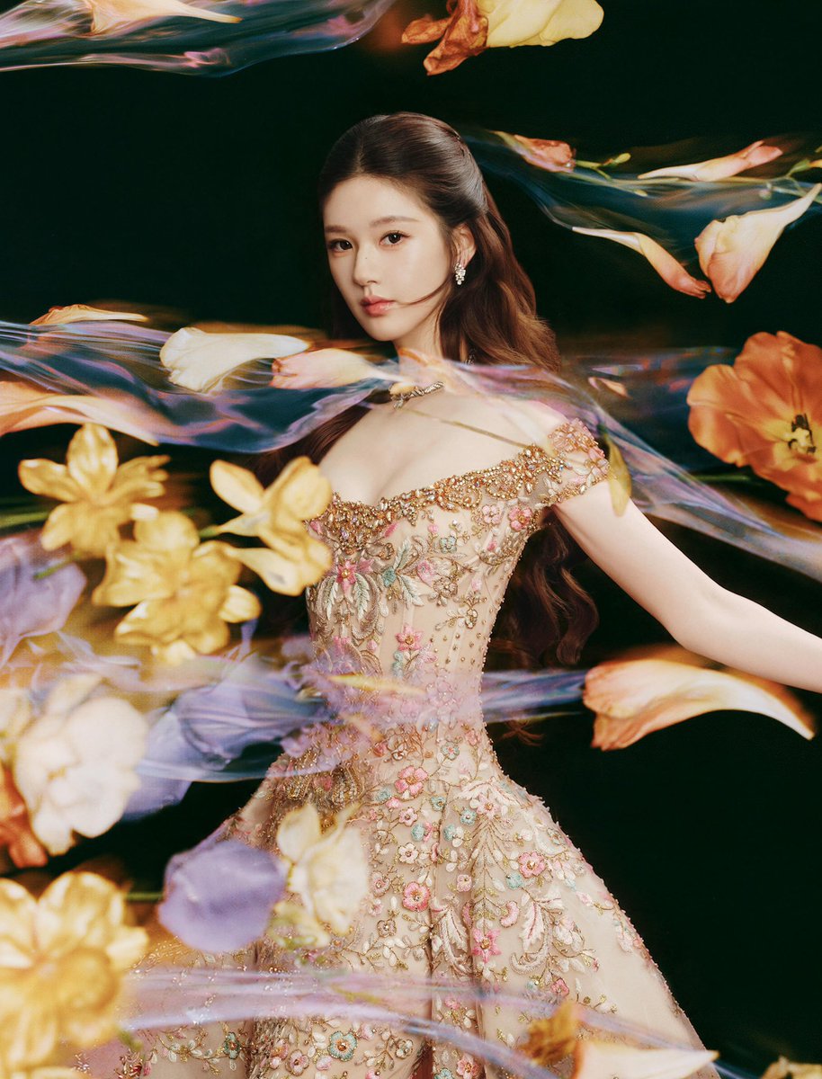 C_EntWomen's tweet photo. Zhao Lusi second look photoshoot for the Harper's Bazaar "From China" 2026 Annual Gala wearing a Zuhair Murad SS26 Haute Couture gown

[ #ZhaoLusi #赵露思 ] https://t.co/A0ru8Q4uGM