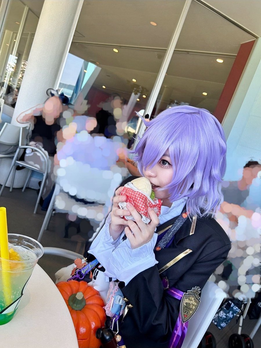 C1el_sin_cos's tweet photo. あらまぁ、随分と興味深いものを頬張っているじゃない？
アタシにも少し分けていただけないかしら？

#Dハロ仮装2026 
#Dハロツイステ https://t.co/gUhRm0WpOx