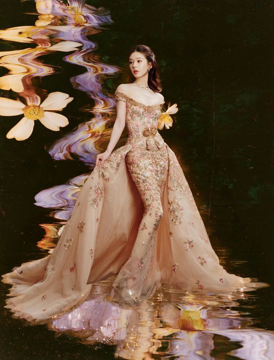 lusiwonii179's tweet photo. the composition, the background colors contrasting with the fit and the make-up… i love this photoshoot so much😭

ROSY HERITAGE BEAUTY
#ZhaoLusixBazaar
#BazaarFromChina2026
#ZhaoLusi https://t.co/dG9PNBDbez