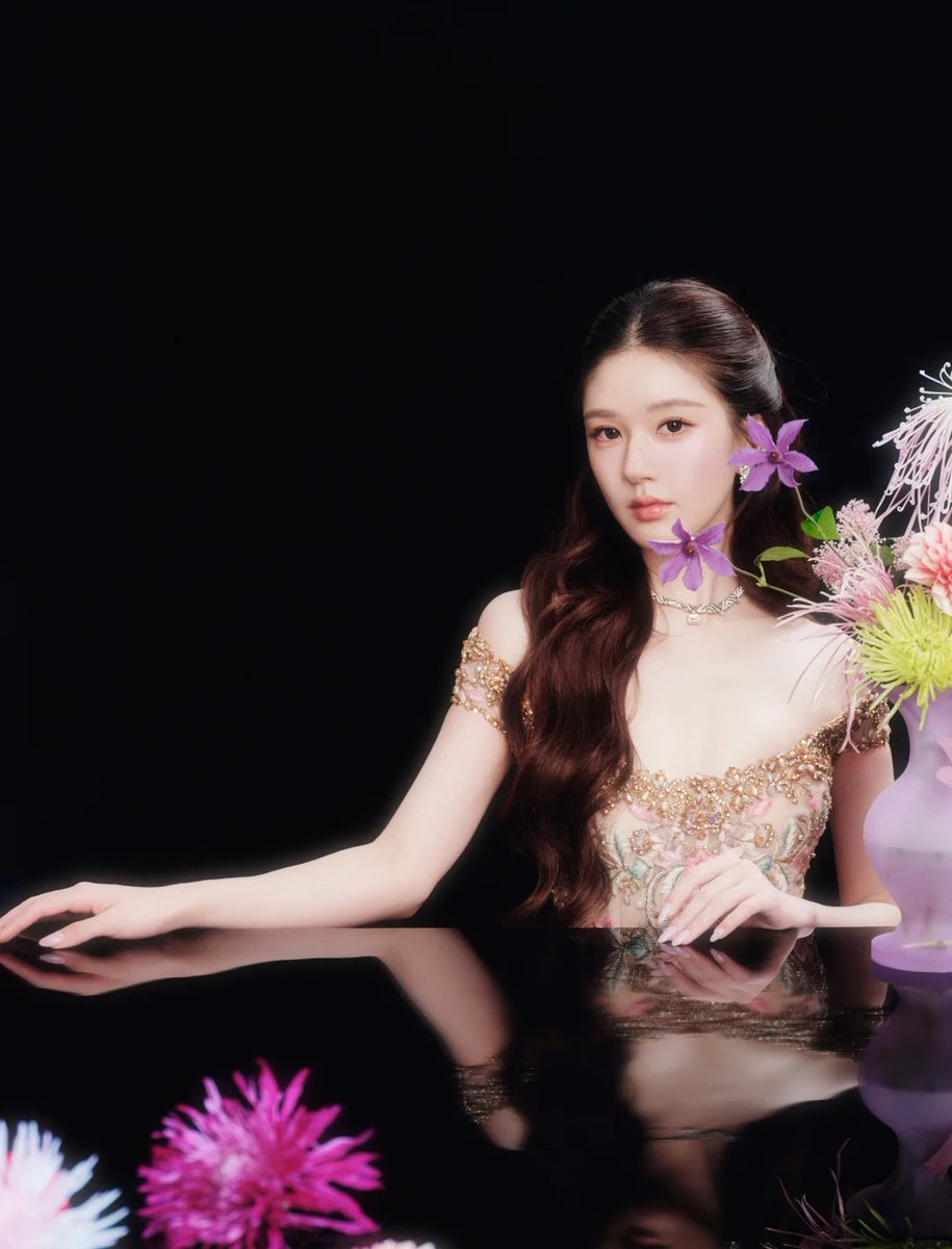 lusiwonii179's tweet photo. the composition, the background colors contrasting with the fit and the make-up… i love this photoshoot so much😭

ROSY HERITAGE BEAUTY
#ZhaoLusixBazaar
#BazaarFromChina2026
#ZhaoLusi https://t.co/dG9PNBDbez