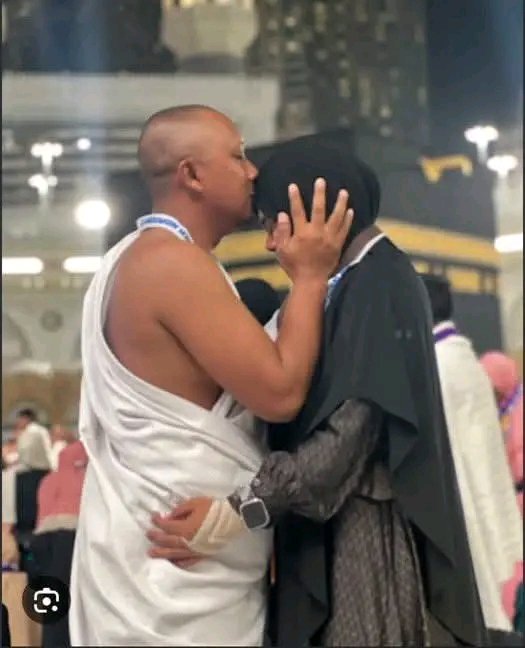 Boss_Aleeyu's tweet photo. Western media did a great harm to Islam and Muslims to the point that Muslims refuse to see it.

Punishment for espionage in America is d@eth.

Punishment for "immoral act in Haram" in Makkah is d@eth

Punishment for corruption in China is d@eth.

Punishment for drug trafficking in Singapore is d@eth.

Kissing your spouse even in Mataf is never prohibited. People do it in front of soldiers guiding the Holy Mosque.

But, because Saudi is predominantly Muslim, all Muslims must be roped into any Saudi doings.
US is predominantly Christians, I have not seen anyone rope Christians into any American doing. 
China has their predominant religious beliefs, no one ropes into state laws.

Those of you that sleep and wake up waiting for any opportunity to accuse Islam. You are just wasting your time anyway.

Again, no single Islamic Punishment prescribed Beheading.... but Saudi as a country have such rules to protect their territorial integrity.

Before going there, ask about the laws and abide by them. Not every country is lawless.

No amount of grammar will spare you when caught. 

I don't have issues with how any country decides to keep its country safe from what it sees as crime that can ruin their values.