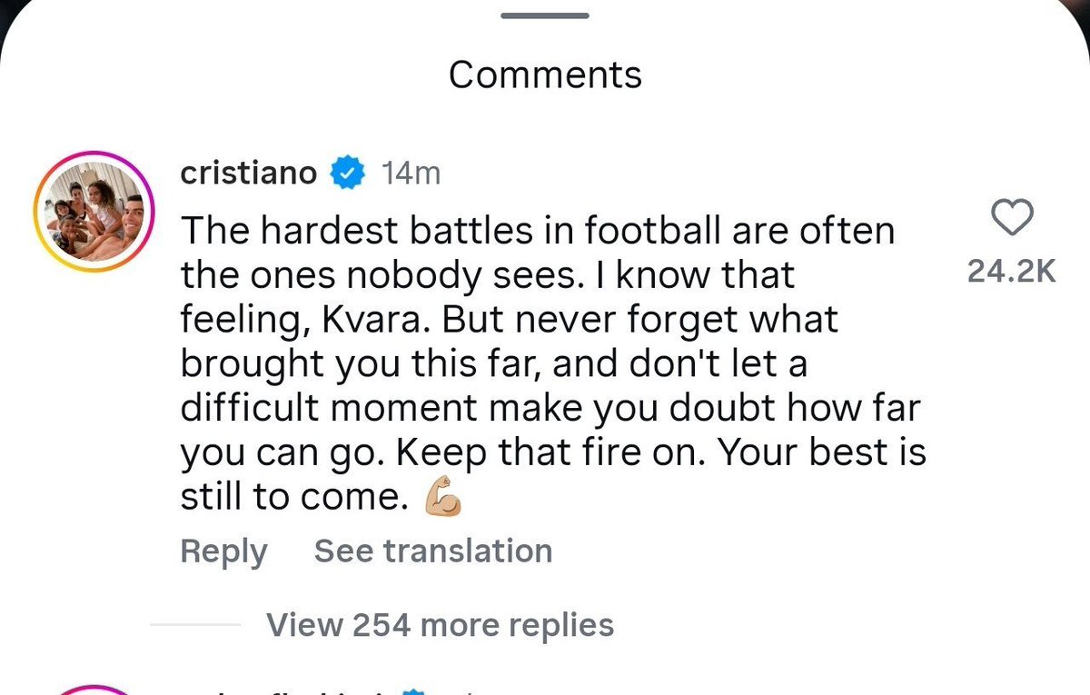 lnstantFoot's tweet photo. 🚨 LE MAGNIFIQUE MESSAGE DE SOUTIEN DE CRISTIANO RONALDO À KHVICHA KVARATSKHELIA 🥹👇

🗣️ "Les combats les plus difficiles dans le football sont souvent ceux que personne ne voit. JE CONNAIS CE SENTIMENT, KVARA. 

Mais n'oublie jamais tout ce qui t'a amené jusqu'ici, et NE LAISSE PAS UN MOMENT COMPLIQUÉ TE FAIRE DOUTER DU CHEMIN QUE TU PEUX PARCOURIR.

Garde cette flamme allumée. Le meilleur reste à venir." 🇵🇹❤️

(IG)
