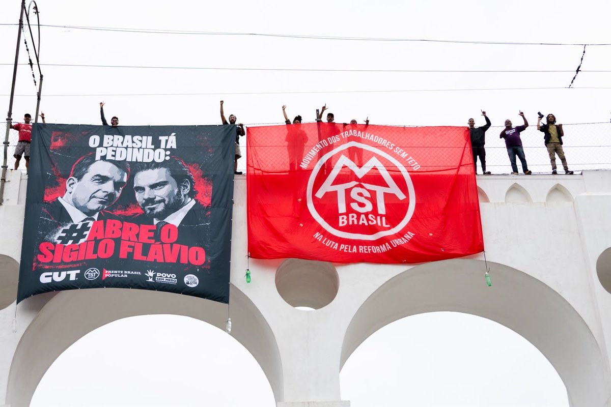 rickazzevedo's tweet photo. ABRE O SIGILO, FLÁVIO! Os gigantes do @mtst foram aos Arcos da Lapa dar o recado: a população quer saber quem é corrupto. https://t.co/3owlTID9mV
