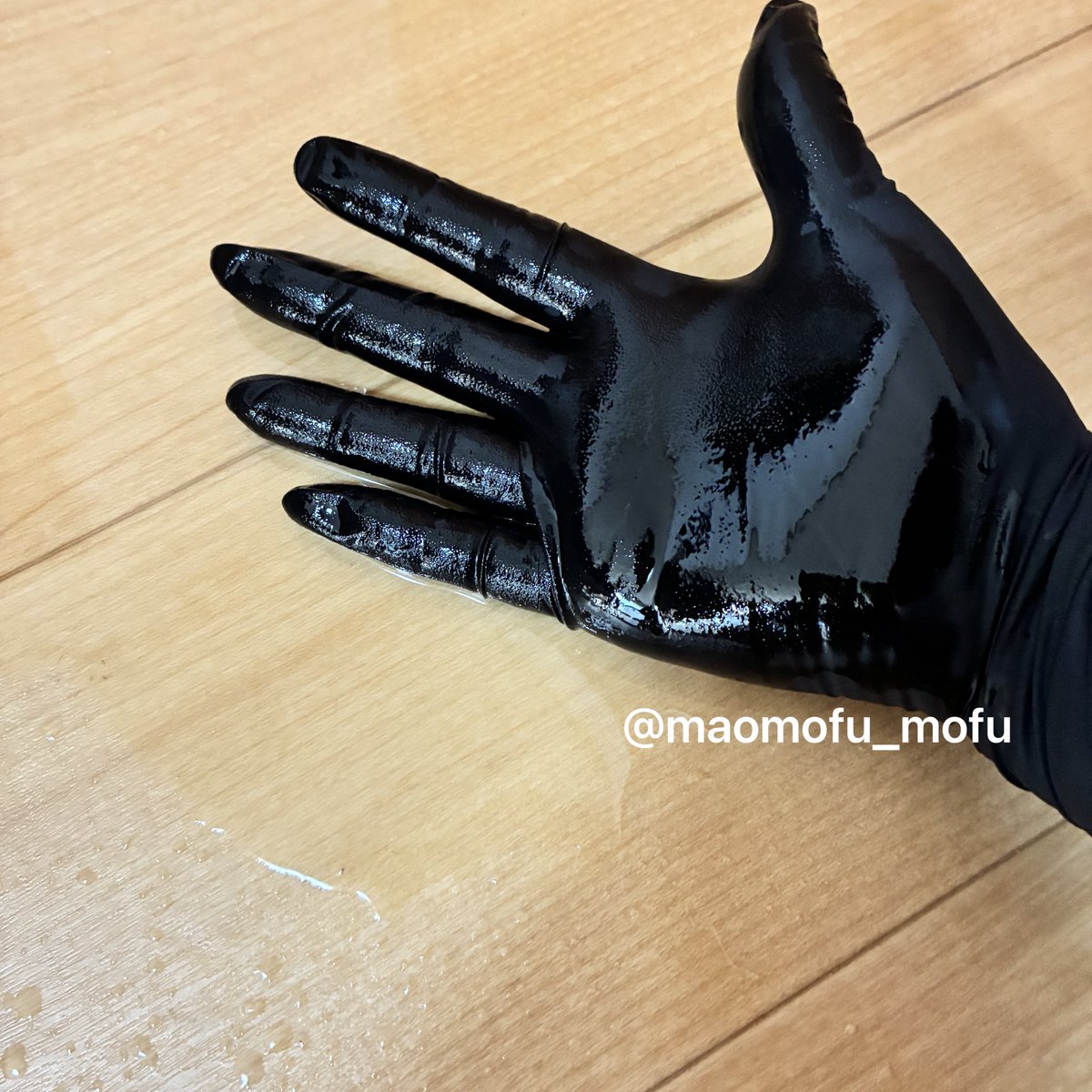maomofu_mofu's tweet photo. 手袋お届けします♡その①③
手が止まらなくて
何回もイッちゃった///
床がやばい笑
#ゴム手袋 #glove #グローブ #使用済み https://t.co/OlA3HqeyDz