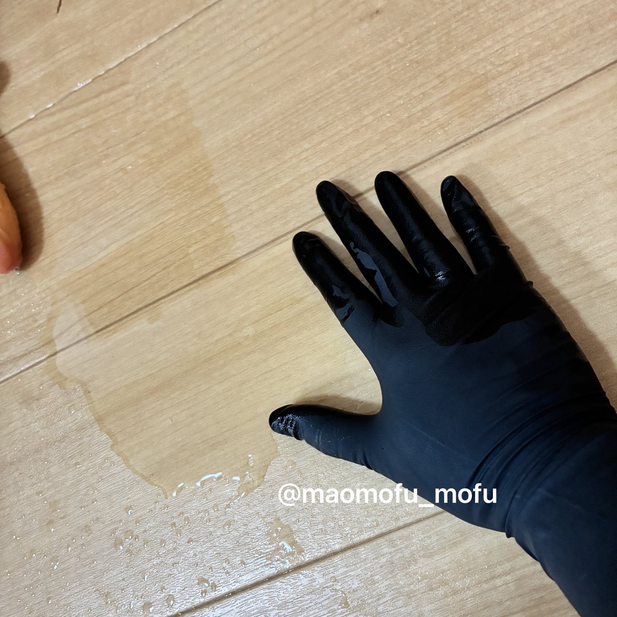 maomofu_mofu's tweet photo. 手袋お届けします♡その①③
手が止まらなくて
何回もイッちゃった///
床がやばい笑
#ゴム手袋 #glove #グローブ #使用済み https://t.co/OlA3HqeyDz