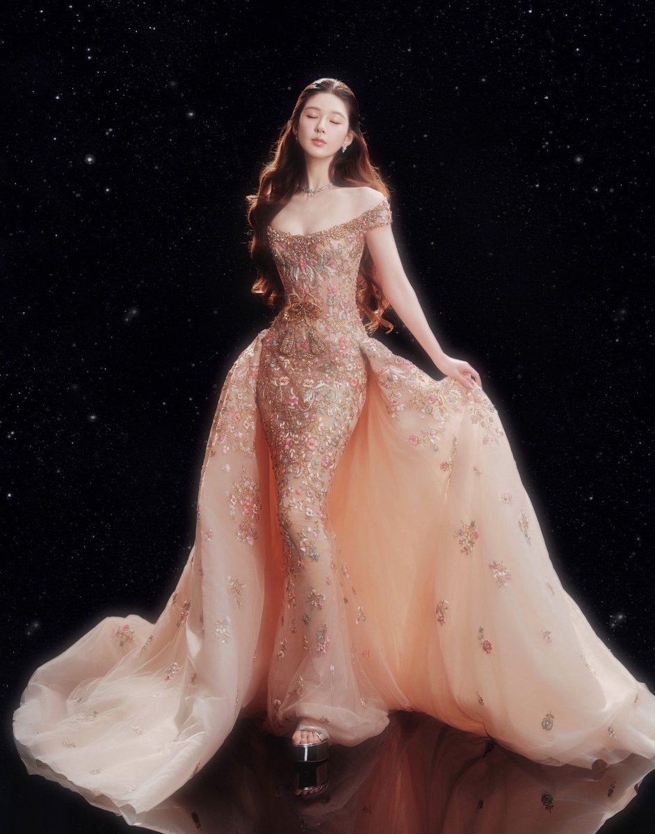 centlookbook's tweet photo. #ZhaoLusi 赵露思 in her second look wearing Zuhair Murad SS26 Haute Couture ‘Chiaroscuro’ Collection, styled with BVLGARI High Jewelry, for the Harper's Bazaar “From China” Annual Gala 2026 https://t.co/eFyTbyOeSD