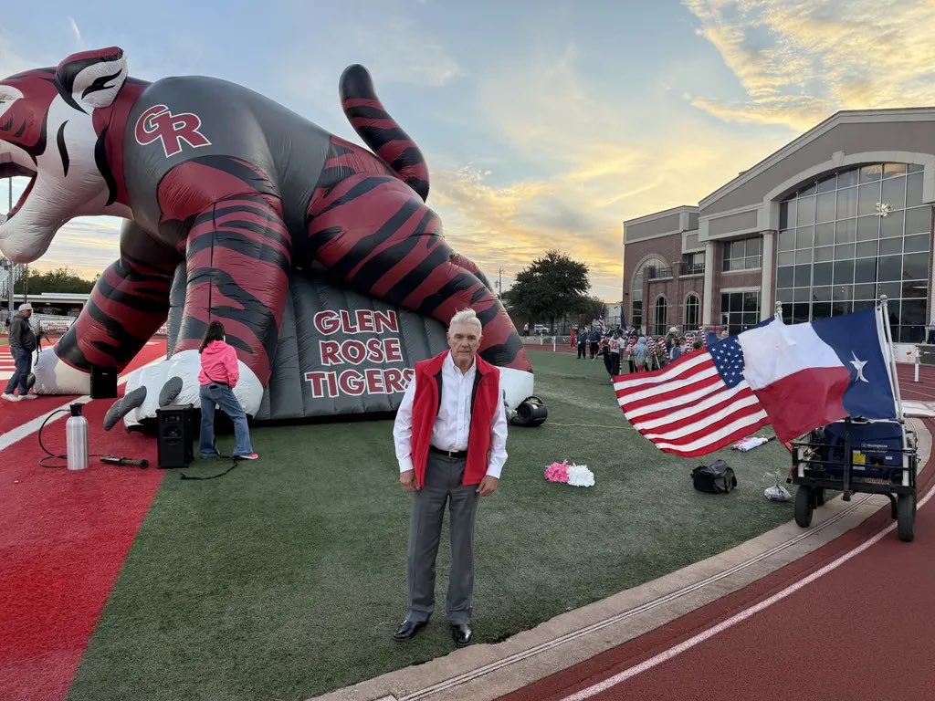 RepRWilliams's tweet photo. It was great to be at the Glen Rose Tigers vs. Hillsboro Eagles game and join in on the coin toss. 

Thank you to Superintendent Dr. Trig Overbo for the warm welcome. Wishing the Glen Rose Tigers the best of luck for the rest of the season. Go Tigers! #TX25 https://t.co/wpF4MBndRS