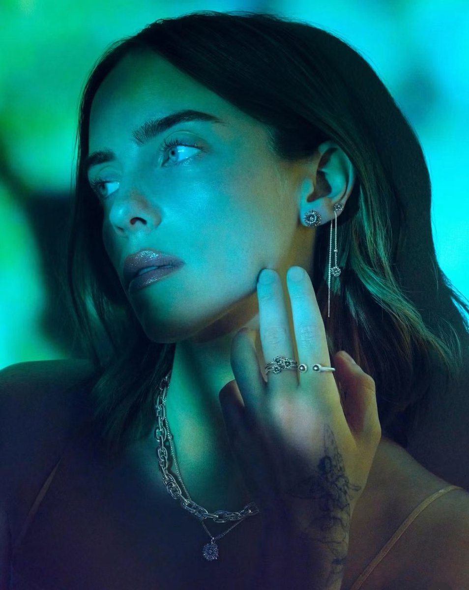 mirrorbilllie's tweet photo. TEARS IN MY EYES. SHES SO ETHEREAL. https://t.co/F2SoGZIOT9