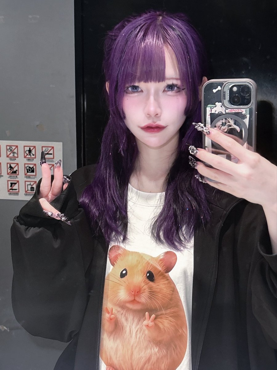 maho_nme's tweet photo. 両手ピースハムスターT、まだ誰にも褒めてもらえてない https://t.co/XkiYfCOroG