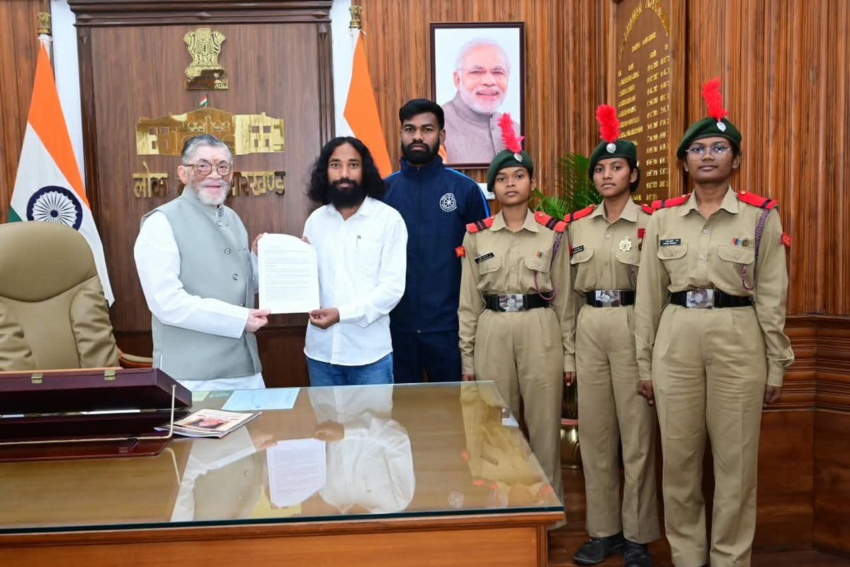 DevendraNathMa9's tweet photo. विगत 41 सालों से PPK college बुंडू में संचालित NCC प्रशिक्षण बंद होने से पूरे पाँच परगना क्षेत्र के लाखों छात्रों के भविष्य,  सपना और अवसर प्रभावित हो रही है, आज हमने मामला को महामहिम राज्यपाल तक पहुँचाया,  हमारा स्पष्ट मांग है- NCC  यूनिट निलंबन के कारणों की समीक्षा कर आवश्यक कारवाई किया जाय, पुन: चालू किया जाय तथा  नियमित और निरंतर संचालन हेतु संबंधित अधिकारियों की जिम्मेदारी सुनिश्चित की जाय, हमरा प्रयास ग्रामीण बच्चों के अधिकारों की रक्षा करना।
@jhar_governor  @JharkhandCMO @Tigerjairam