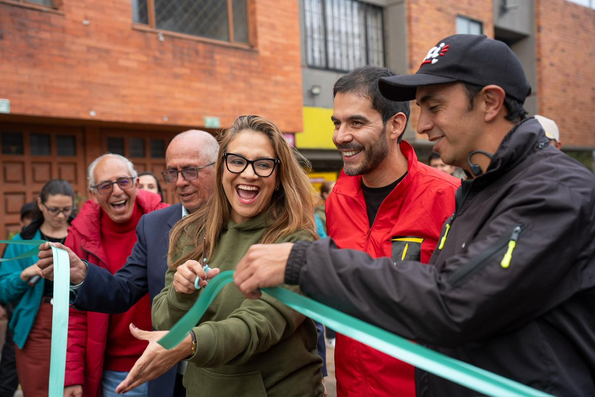 habitatbogota's tweet photo. 1/4🏡 ¡San José Spring comienza una nueva etapa! Junto a nuestra secretaria del Hábitat, @vvbernal; el gerente de @TransMilenio, Pedro Mauricio Gutiérrez, y el alcalde de @subaalcaldia , @cesarsalamancaR, entregamos 750 m² para caminar, descansar y encontrarse con los vecinos. https://t.co/w9Tjc3e6gA