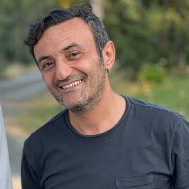 BulvarMagazine's tweet photo. Ersin Korkut’tan Demet Akbağ itirafı: Diksiyon dersine girmemi istemedi, sen böyle kal dedi!

🔹 Demet Hanım’ın diksiyon dersine bir iki kez girdim.

🔹 Üçüncü derste bana baktı, bence sen benim dersime girme, sen böyle kal, böyle daha iyi dedi.

🔹 Böyle düzgün Türkçe konuşmak bana gitmez.

🔹 O yüzden Demet Akbağ’ın diksiyon derslerine devam etmedim.