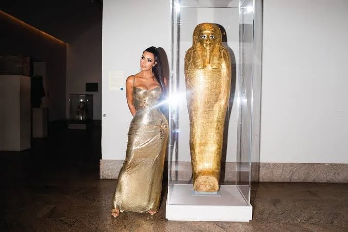 ImtiazMadmood's tweet photo. Kim Kardashian's Met Gala photo unexpectedly helped Authorities locate a Stolen 2,100-Year-Old Egyptian Artifact Worth $4 Million/

The reason the photo helped is not that they didn't have a photo of the artifact but that the photo was widely distributed and someone overseas who knew the looters recognized it and tipped off the authorities.

The snitch was actually one of the looters who saw the quoted value on the news reports with the photos and he realized that his partners had stiffed him out of a fair share, which is why he turned them in.
