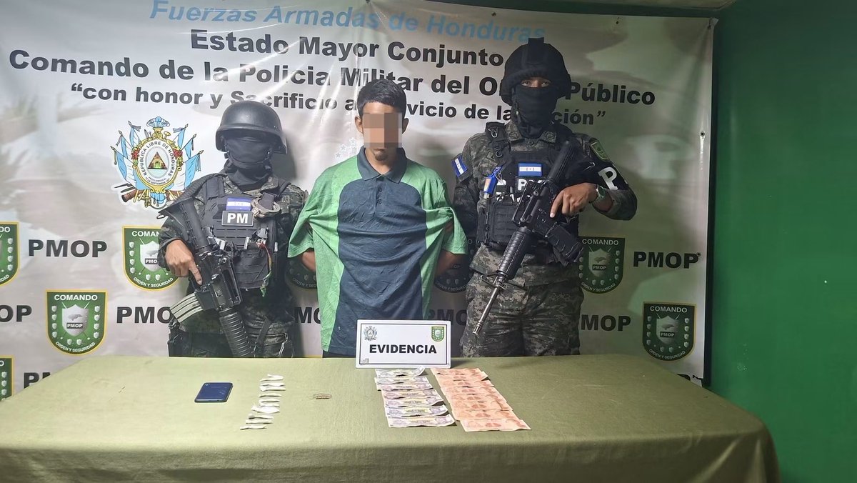 PMOPHN's tweet photo. #EscudoDeHonduras | Detenido presunto integrante de la MS-13 con supuesta droga en colonia La Sosa

Las Fuerzas Armadas de Honduras, a través de la Policía Militar del Orden Público (#5BPMOP), detuvieron a un ciudadano de 23 años, conocido con el alias de “El Chiki”, señalado como presunto integrante de la estructura terrorista MS-13, durante operaciones de seguridad en la colonia La Sosa, Tegucigalpa.

Durante el procedimiento se decomisaron: 11 envoltorios con supuesta cocaína, uno con supuesta marihuana, un teléfono celular y dinero en efectivo.

El detenido y los indicios fueron puestos a disposición de las autoridades competentes para continuar con el proceso legal correspondiente.

🇭🇳 Con honor, lealtad y sacrificio al servicio de la nación.

#PMOPHN #FFAAHN #OperacionesPMOP