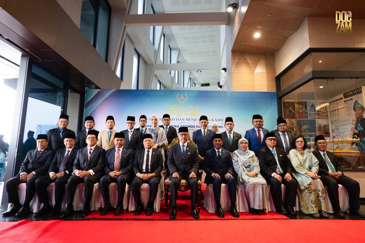 ZambryOfficial's tweet photo. Menjunjung kasih Kebawah Duli Paduka Baginda Sultan Pahang, Al-Sultan Abdullah Ri’ayatuddin Al-Mustafa Billah Shah Ibni Almarhum Sultan Haji Ahmad Shah, Tuanku Canselor Universiti Malaysia Pahang Al-Sultan Abdullah (UMPSA), atas perkenan berangkat menyempurnakan Pemasyhuran Dewan Tuanku Canselor di UMPSA Kampus Pekan, hari ini.

Dalam majlis yang penuh bermakna ini, saya turut berbesar hati menyampaikan watikah pelantikan semula Kebawah Duli Paduka Baginda sebagai Canselor UMPSA.

Pemasyhuran dewan ini bukan sekadar melambangkan pembangunan prasarana universiti, tetapi menjadi simbol aspirasi UMPSA untuk terus mengangkat kecemerlangan pendidikan tinggi, penyelidikan dan inovasi ke peringkat antarabangsa.

Menariknya, seni bina Dewan Tuanku Canselor ini diinspirasikan daripada Wau Pungguk, warisan tradisional Pekan, Pahang. Ia membawa falsafah yang cukup dekat dengan aspirasi pendidikan tinggi negara, iaitu “Menggapai di Langit, Mengakar di Bumi.”

Kita mahu universiti terus terbang tinggi meneroka ilmu, teknologi dan inovasi, namun pada masa yang sama kekal berpijak pada nilai, budaya dan jati diri bangsa.

Apa yang lebih penting, kecemerlangan universiti juga berjalan seiring dengan kebajikan mahasiswa. Usaha UMPSA menyediakan bantuan pendidikan, zakat dan biasiswa merupakan komitmen yang perlu terus diperkukuh agar tiada anak bangsa tercicir daripada peluang pendidikan tinggi.

Tahniah kepada seluruh warga UMPSA atas pencapaian ini. Semoga menjelang sambutan Jubli Perak pada tahun 2027, UMPSA terus melakar kejayaan dan melahirkan graduan yang bukan sahaja hebat ilmunya, tetapi juga tinggi nilai dan jati dirinya.

Terus menggapai di langit, namun jangan sesekali lupa akar di bumi.

#UMPSA
#KPT
#MenggapaiDiLangitMengakarDiBumi
#doczam