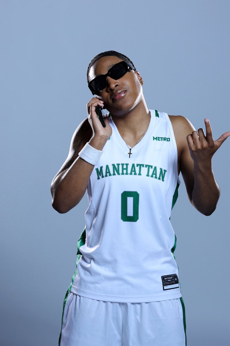 Manhattan_WBB's tweet photo. 𝐆𝐔𝐄𝐒𝐒 𝐖𝐇𝐎’𝐒 𝐁𝐀𝐂𝐊❓𝐁𝐀𝐂𝐊 𝐀𝐆𝐀𝐈𝐍 ‼️ 𝐉𝐀𝐒𝐏𝐄𝐑𝐒 𝐁𝐀𝐂𝐊, 𝐓𝐄𝐋𝐋 𝐀 𝐅𝐑𝐈𝐄𝐍𝐃 🔥

Just 1️⃣2️⃣ days until we’re inside Draddy in front of our favorite fans 😊

Here’s who you have to look forward to 👀

#GoJaspers | #playGREEN 🟢⚪️ https://t.co/ZRU0EVXJTh