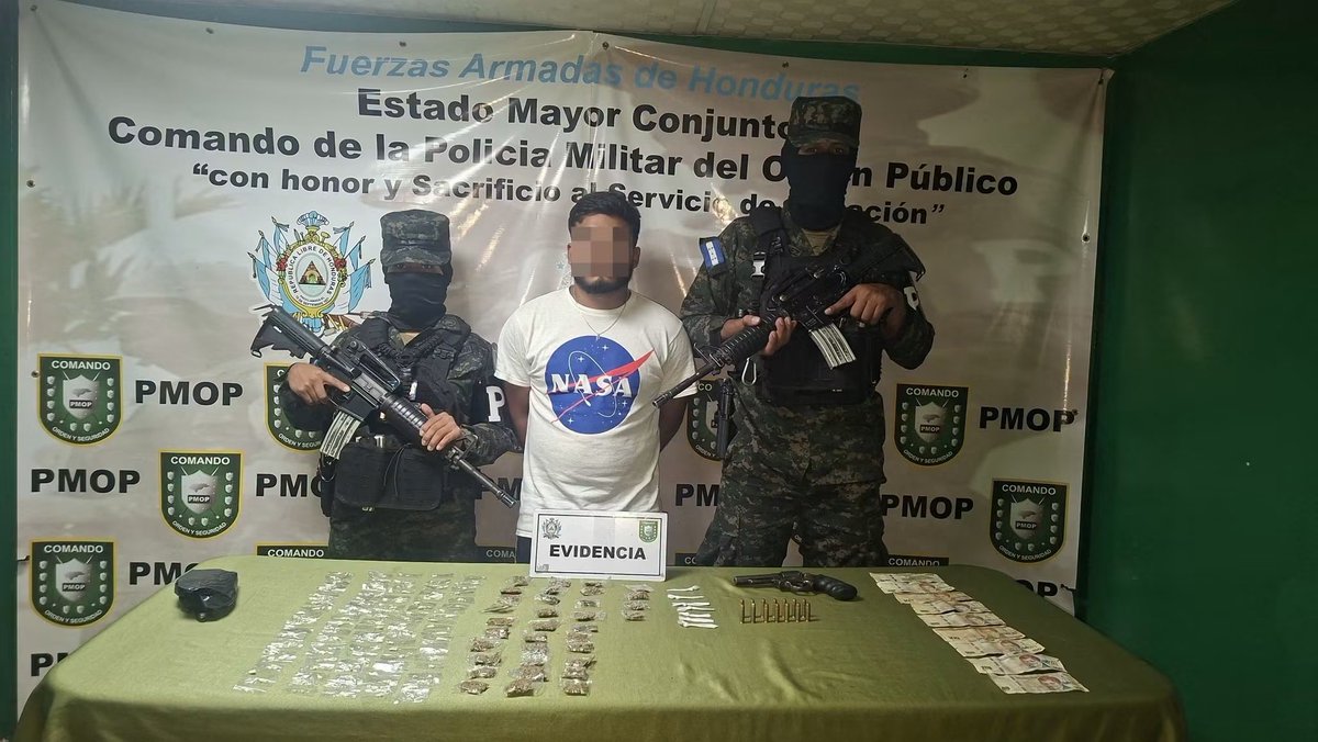 PMOPHN's tweet photo. #EscudoDeHonduras | PMOP detiene a sospechoso vinculado a la MS-13 con drogas y arma de fuego en Nueva Suyapa

Las Fuerzas Armadas de Honduras, a través de la Policía Militar del Orden Público (#4BPMOP), detuvieron a un ciudadano en la colonia Nueva Suyapa, Tegucigalpa, Francisco Morazán, durante labores de patrullaje, vigilancia y seguimiento.

En el procedimiento se decomisaron 141 envoltorios de supuestas drogas: 100 con presunto crack, 34 con supuesta marihuana y 7 con presunta cocaína. Además, se incautó un revólver, 14 cartuchos sin percutir, 1,000 lempiras y una bolsa plástica.

El detenido, señalado como presunto integrante de la estructura terrorista MS-13, fue puesto en proceso de remisión a la Fiscalía de turno por suponerlo responsable de los delitos de tráfico de drogas y porte ilegal de arma de fuego de uso permitido.

🇭🇳 Con honor, lealtad y sacrificio al servicio de la nación.

#PMOPHN #FFAAHN #OperacionesPMOP