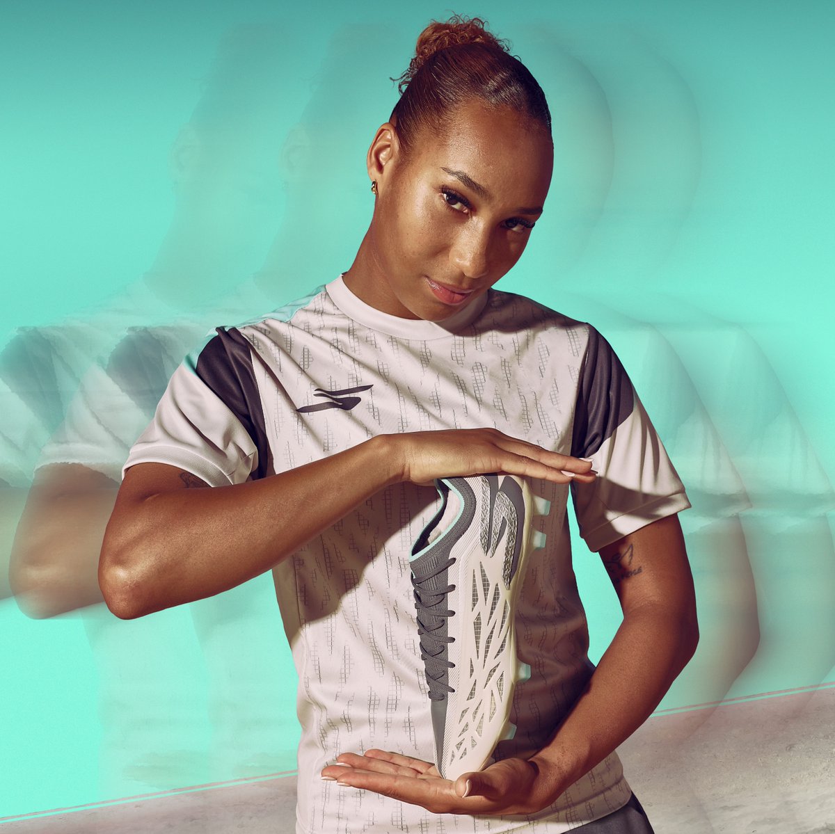 FourFourTwo's tweet photo. Skechers Football has launched their 'Beyond Illusion' pack — a striking new collection built around the idea that true comfort changes everything under high-pressure conditions 🌵✨

🔎 The new range lands with a sophisticated visual language inspired by the vast desert landscape:

• Warm sand bases with a metallic gold shimmer effect
• Deep grey anchoring tones
• Soft opal blue accents representing a desert oasis

🚩The collection introduces updated colorways for both of Skechers’ flagship performance silhouettes:

⚡ Razor 2 Elite FG (Built for Speed): Engineered for explosive acceleration and rapid direction changes. Features a lightweight microfiber upper, Ripstop cage structure, glass-fiber plate for propulsion, and GRIP_FIT silicon elements for total lockdown.

⚽ SKX_2 Elite FG (Built for Control): Designed for touch, passing accuracy, and total composure. Features a reimagined FitKnit® upper, Precision Strike Control (PSC) surface texturing, Hyper Burst Pro® cushioning, and a tilted lacing system for an adaptive fit.

🤩 The campaign is fronted by a elite roster including Harry Kane, Mohammed Kudus, Romeo Lavia, and Lexi Lloyd-Smith.