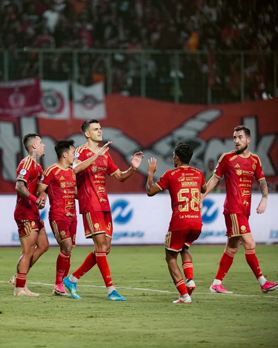 labiebsadat's tweet photo. Kemenangan yang hadir di saat yang tepat.

Setelah kalah dari Persita, langsung dihadapkan gim mid-week vs Arema, hasilnya? 

Macan Kemayoran terkam Singo Edan 5-1. 

Alexandre Jeff brace ✅
Ivan, Stjepan dan Victor ✅

Hajar terus untuk next game! 🔜 ✨ https://t.co/9DoswPiawU