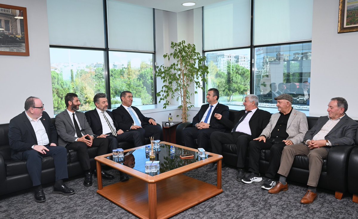 BursaTSO's tweet photo. 📌 BTSO Meclis Başkanımız Erol Dağlıoğlu ve Yönetim Kurulu Üyemiz Zeki Eker, Anadolu Sanayici ve İş İnsanları Derneği (ANASİAD) Yönetim Kurulu Başkanı Hakan Birkan, Onursal Başkanı Eyüp Kutlucan ve ANASİAD heyetini ağırladı.

🤝 Ziyarette, BTSO ve ANASİAD arasında iş dünyasının gelişimine yönelik yürütülebilecek ortak çalışmalar ve iş birliği fırsatları ele alınırken Meclis Başkanımız Erol Dağlıoğlu ve Yönetim Kurulu Üyemiz Zeki Eker’e yeni dönem görevlerinde başarı dilekleri iletildi.