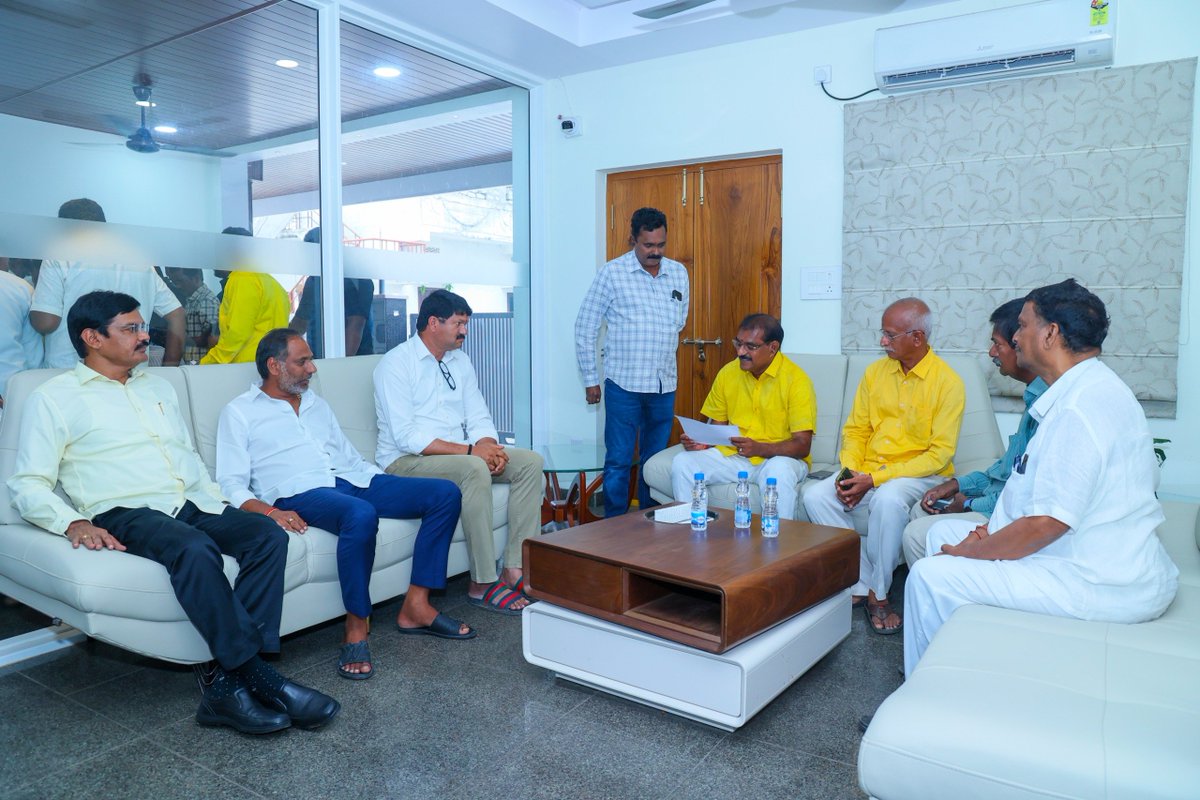 BhashyamBRK's tweet photo. పాలకొల్లులో స్థానిక సంస్థల ఎన్నికలపై కూటమి నేతల సమావేశం

నర్సాపురం పార్లమెంట్ పరిధిలోని పాలకొల్లు నియోజకవర్గంలో స్థానిక సంస్థల ఎన్నికల నేపథ్యంలో ఆంధ్రప్రదేశ్ రాష్ట్ర విద్యుత్ శాఖ మంత్రి శ్రీ గొట్టిపాటి రవికుమార్ గారు, నర్సాపురం పార్లమెంట్ టీడీపీ అధ్యక్షులు శ్రీ మంతెన రామరాజు గారితో కలిసి పాలకొల్లు ఎమ్మెల్యే, రాష్ట్ర జలవనరుల శాఖ మంత్రి శ్రీ నిమ్మల రామానాయుడు గారిని ఆయన నివాసంలోని పార్టీ కార్యాలయంలో మర్యాదపూర్వకంగా కలిశారు.

ఈ సందర్భంగా రానున్న స్థానిక సంస్థల ఎన్నికలకు సంబంధించిన అంశాలపై నాయకులు చర్చించారు. కూటమిలోని మూడు పార్టీల మధ్య ఎలాంటి విభేదాలకు, సమన్వయ లోపాలకు తావులేకుండా ఐకమత్యంతో ముందుకు సాగాలని అభిప్రాయపడ్డారు.

గ్రామ స్థాయి నుంచి మండల, నియోజకవర్గ, జిల్లా స్థాయిల వరకు మూడు పార్టీల నాయకులు, ప్రజాప్రతినిధులు, కార్యకర్తలు పరస్పర సమన్వయంతో పనిచేయాల్సిన అవసరాన్ని చర్చించారు. కూటమి ప్రభుత్వం అమలు చేస్తున్న సంక్షేమ, అభివృద్ధి కార్యక్రమాలను ప్రజల్లోకి విస్తృతంగా తీసుకెళ్లే అంశంపైనా సమాలోచనలు జరిపారు.

స్థానిక సంస్థల ఎన్నికల్లో కూటమి అభ్యర్థుల విజయానికి సమష్టిగా కృషి చేయాలని ఈ సందర్భంగా నాయకులు చర్చించారు.

#BhashyamRamakrishna #GottipatiRaviKumar #NimmalaRamanaidu #TDP #AndhraPradesh