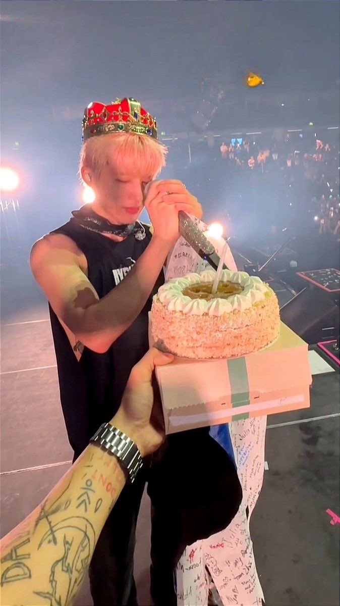 imoonday131's tweet photo. It’s amazing to think about how much has changed over the years, and yet I’m still here, listening to ur music and looking forward to everything u create next. I hope u always remember how brightly u shine, and how much there is to love and admire about the person u are.🤍 @shxx131bi131 

Happy Birthday Kim Hanbin
#BI30ANDBEYOND #30살_비아이 #비아이