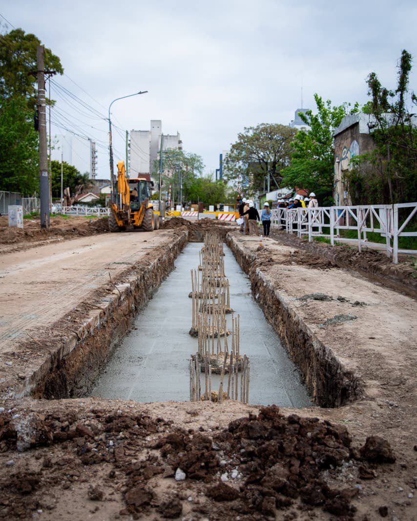 3framos's tweet photo. Recorrimos la obra del Túnel de Hornos 🚧

Junto a los primeros vecinos, visitamos la obra en #Caseros. Un avance importante para la zona, que se lleva adelante íntegramente con fondos municipales y sigue progresando para mejorar la circulación y el día a día de los vecinos. 🙌🏻 https://t.co/JaqPu2CkNp