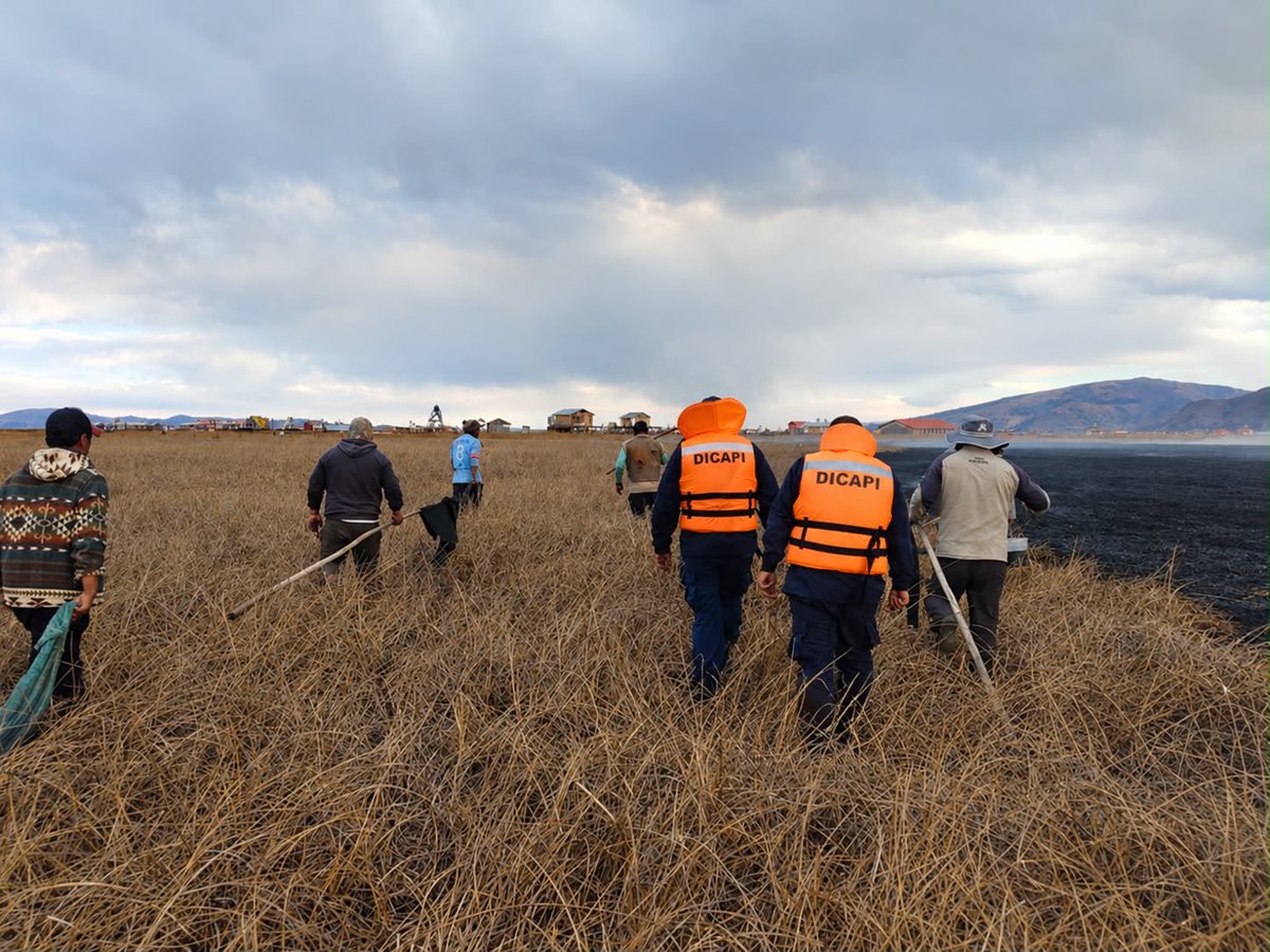 MGP_DICAPI's tweet photo. La Capitanía de Puerto de Puno brindó apoyó ante un incendio registrado en la zona de totorales de Los Uros, en el lago Titicaca, tras recibir la alerta del personal del Instituto Nacional de Defensa Civil. 
https://t.co/JnKOjPbb4X https://t.co/kYGnuKc7pu