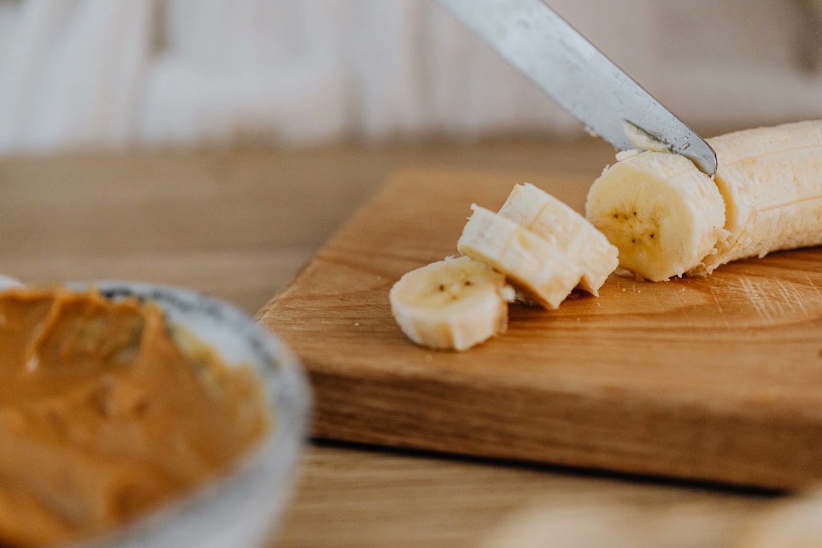 coletividadeev's tweet photo. Banana com Pasta de Amendoim: Entenda o Efeito da Combinação na Glicemia. Descubra como a combinação de banana com pasta de amendoim modula a absorção de glicose, favorece a saciedade e auxilia no equilíbrio metabólico. https://t.co/n0nr9fWxSc https://t.co/edvV7fTaTF