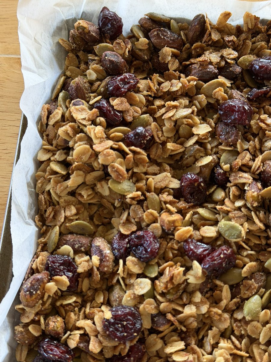 aruariandepart's tweet photo. homemade granola is life-changing in many ways https://t.co/dgrhp1AE0N