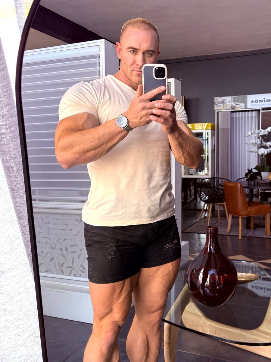 barryxxlvip's tweet photo. keep staring if you want, but I know you need to taste it https://t.co/X3THPmpzRH