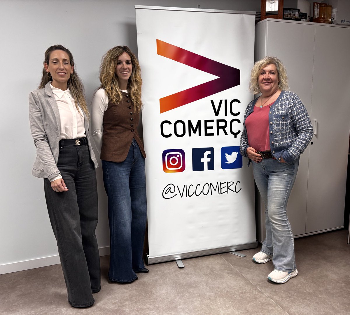 govcatcentral's tweet photo. 👉 La #delegada @EliaTortolero i la #directora Ivet Castaño s'han reunit amb la junta de @viccomerc 

🛍️ Per conèixer les inquietuds, les demandes, els reptes i les iniciatives del comerç local de Vic https://t.co/ijyfp51vwR
